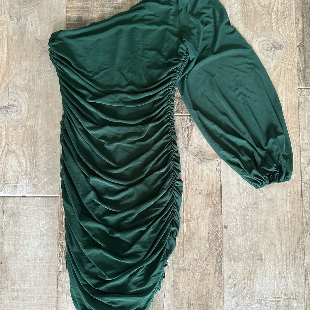 Elegant Green One-Shoulder Dress